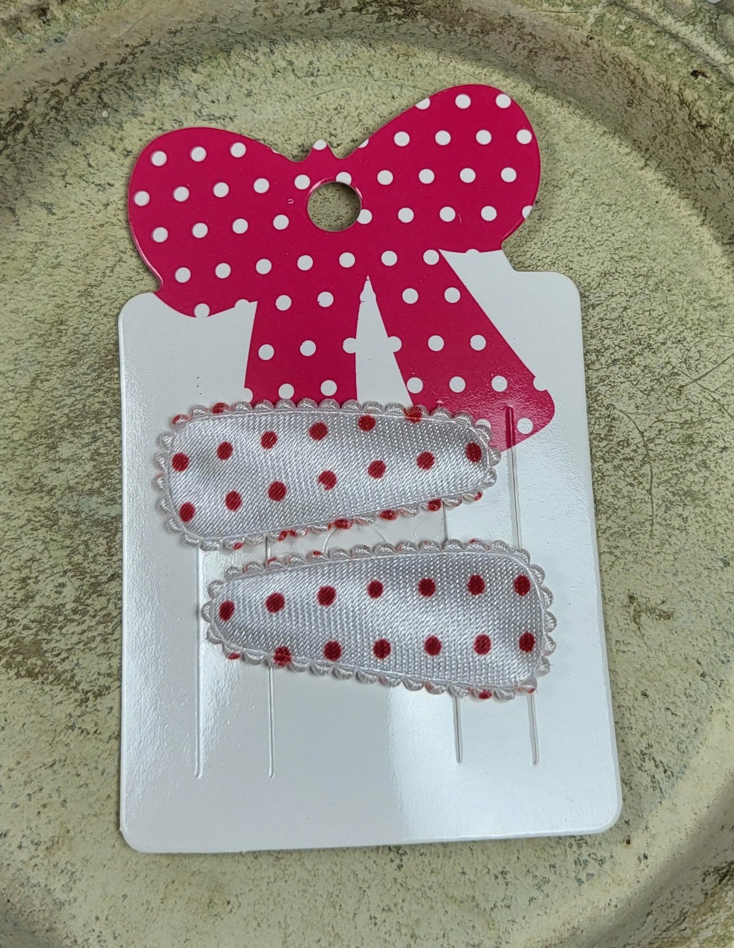 Baby klikspeld satijn wit met rode stippen