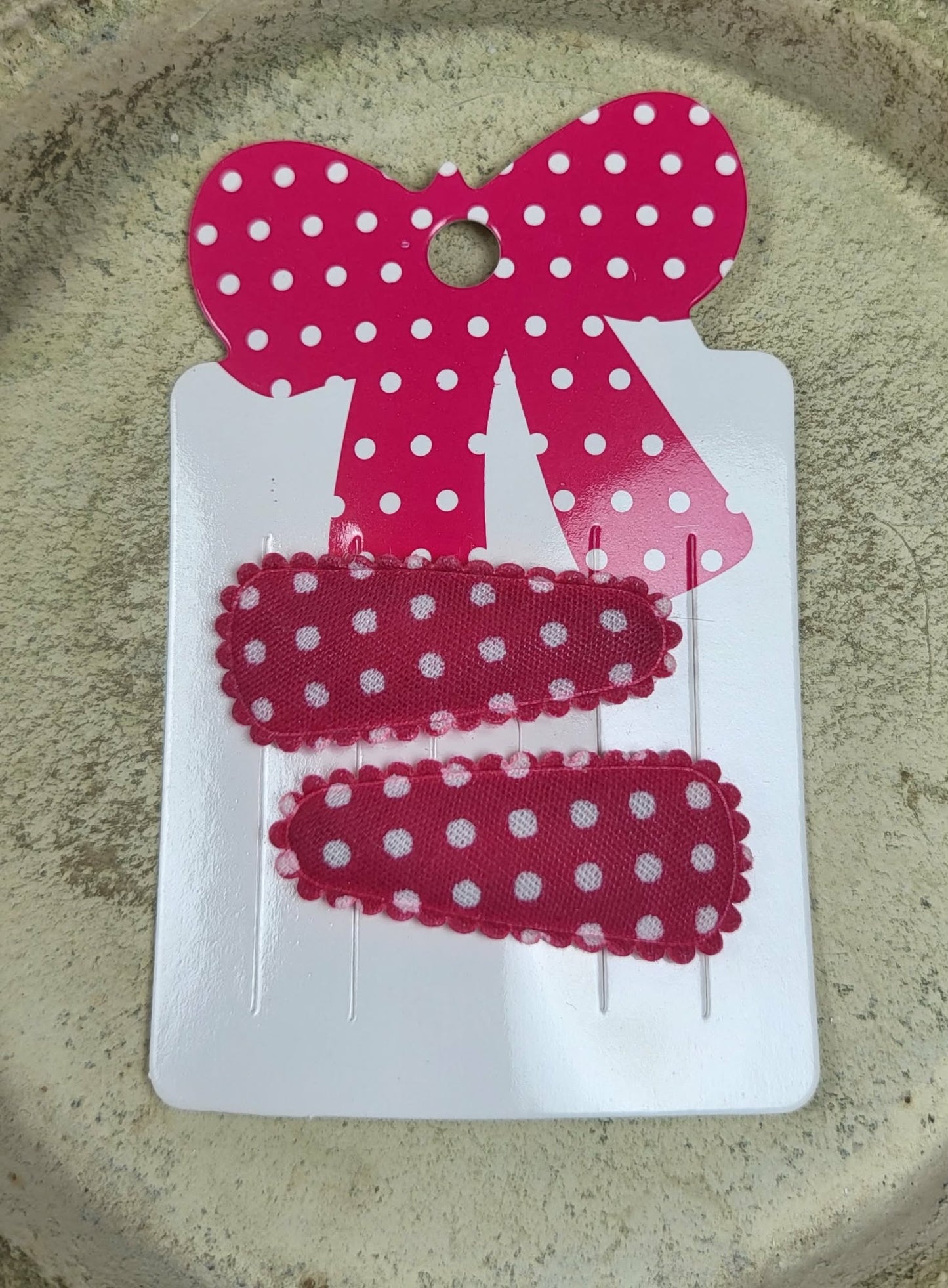 Baby klikspeld donkerroze met witte stippen