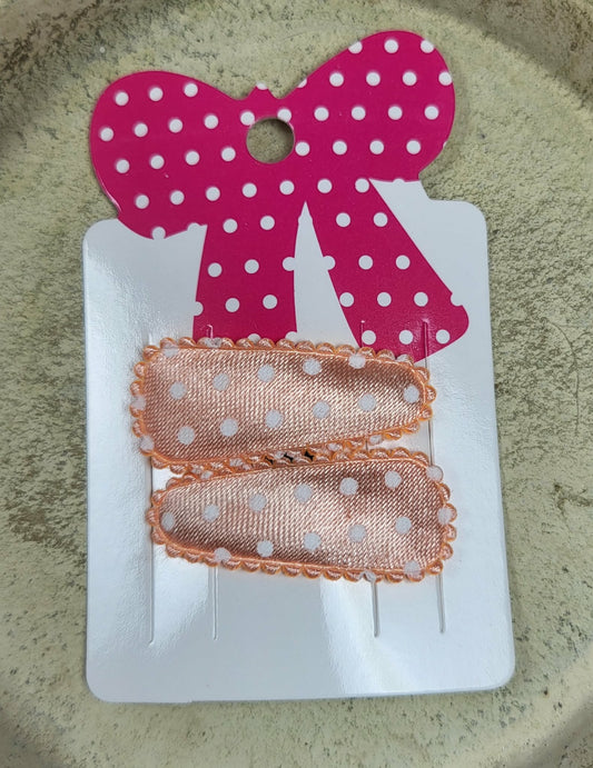 Baby klikspeld satijn licht oranje met witte stippen