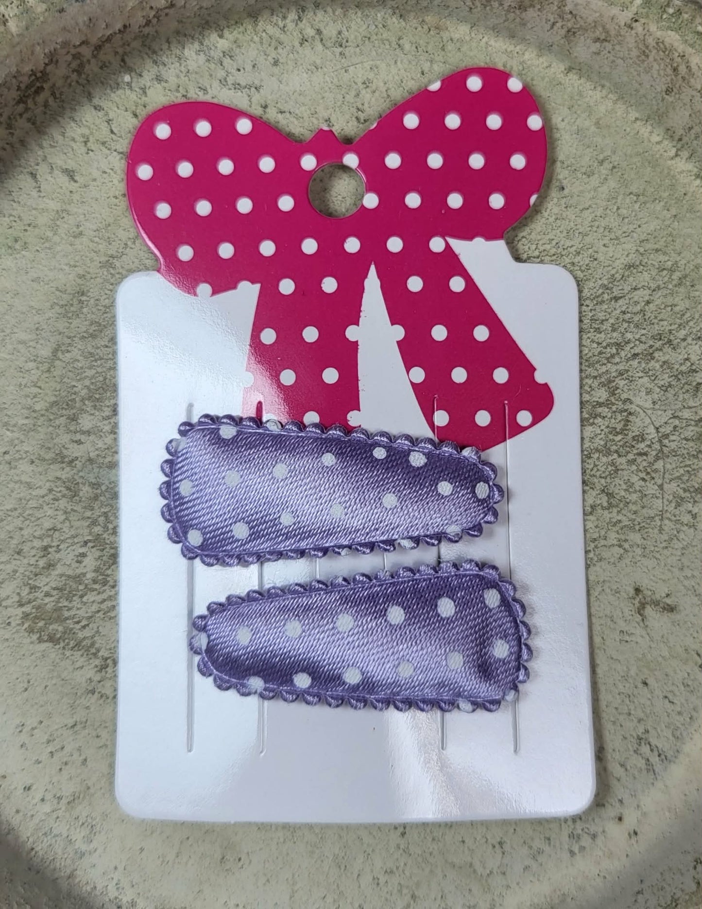 Baby klikspeld satijn paars met witte stippen