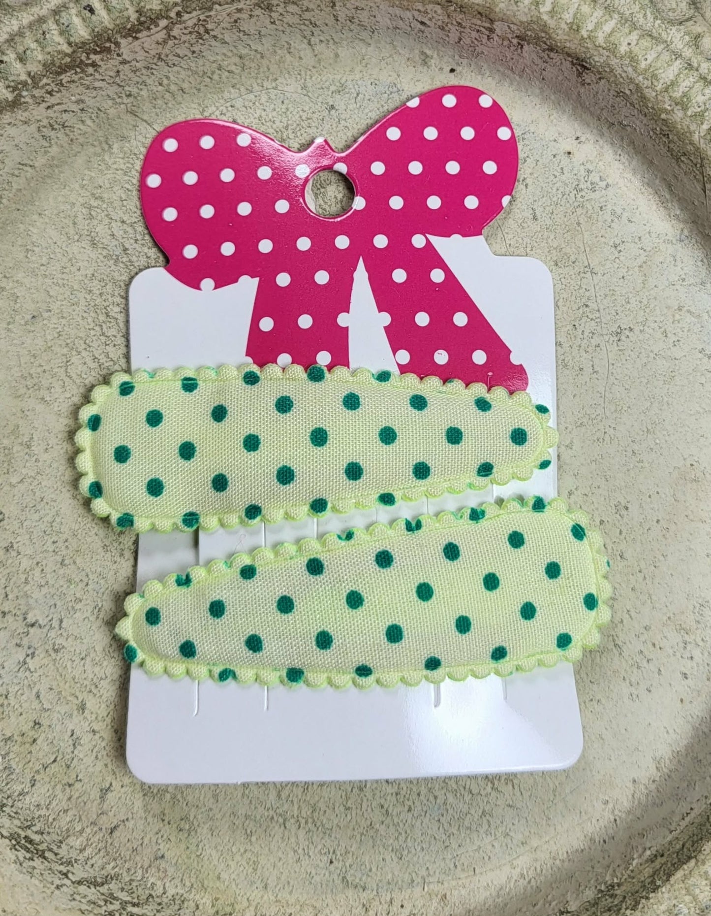 Kind klikspeld lichtgroen met donkergroene stippen