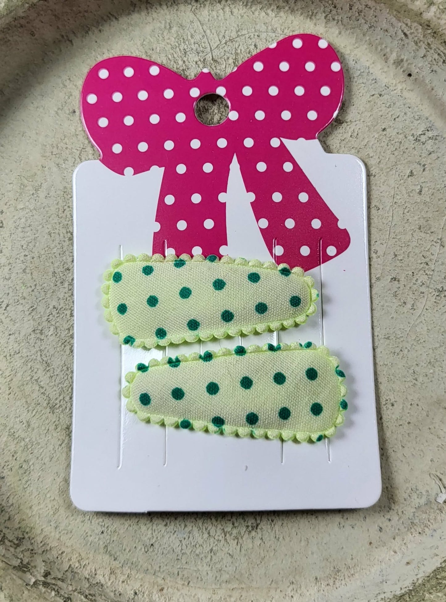 Baby klikspeld lichtgroen met groene stippen