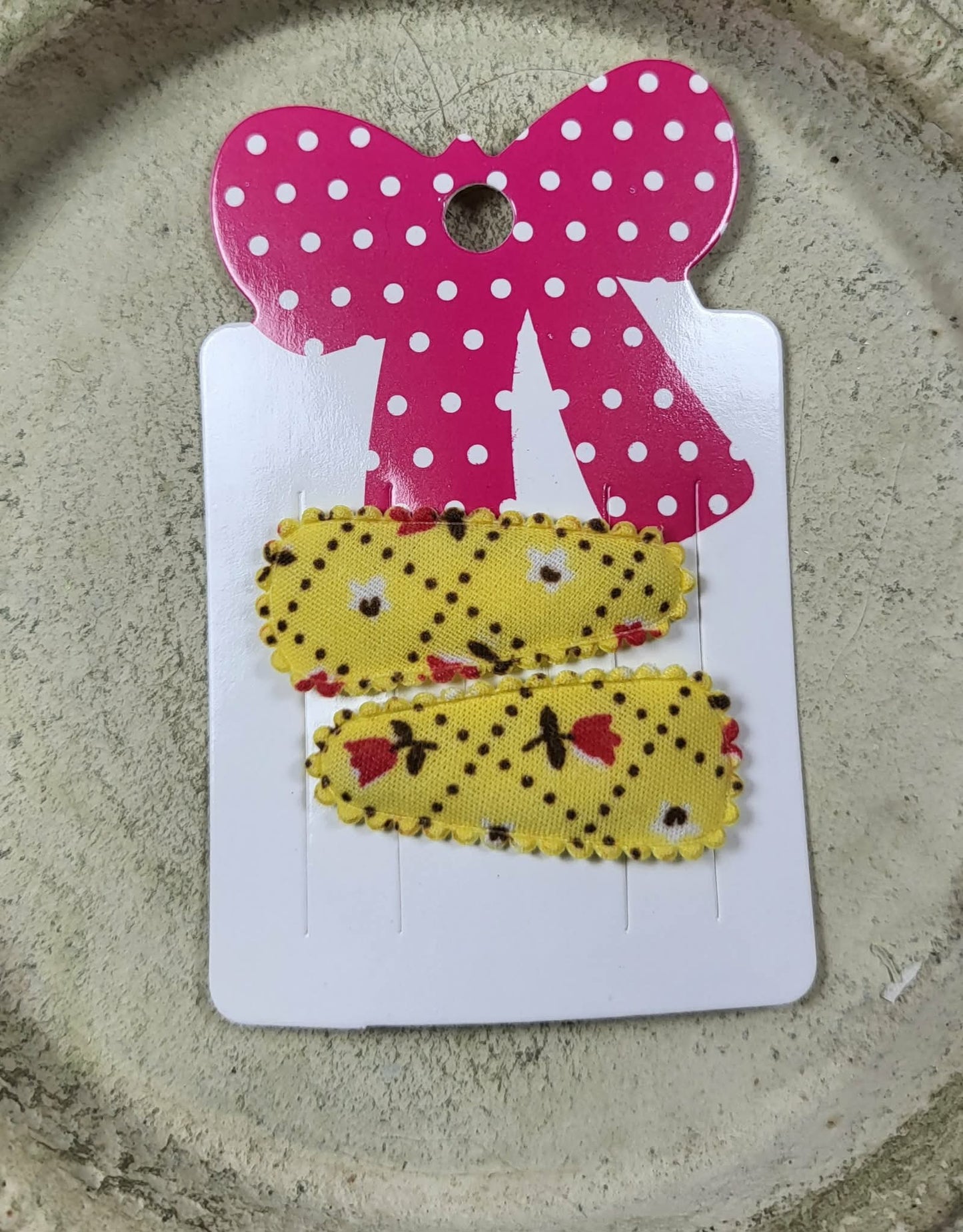 Baby klikspeld geel met kleine bloemetjes