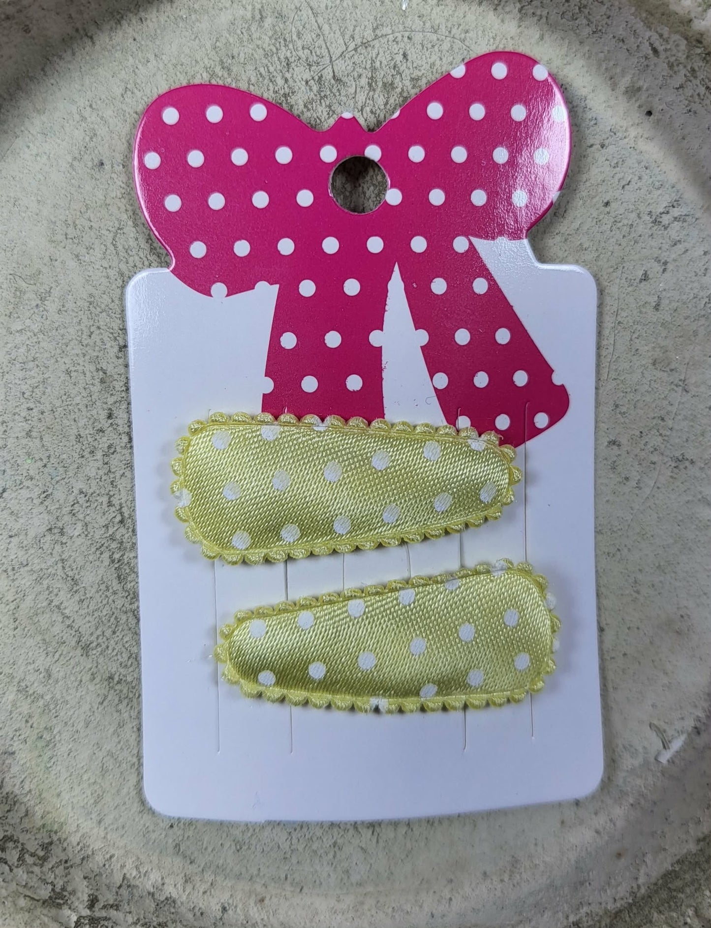 Baby klikspeld satijn geel met witte stippen
