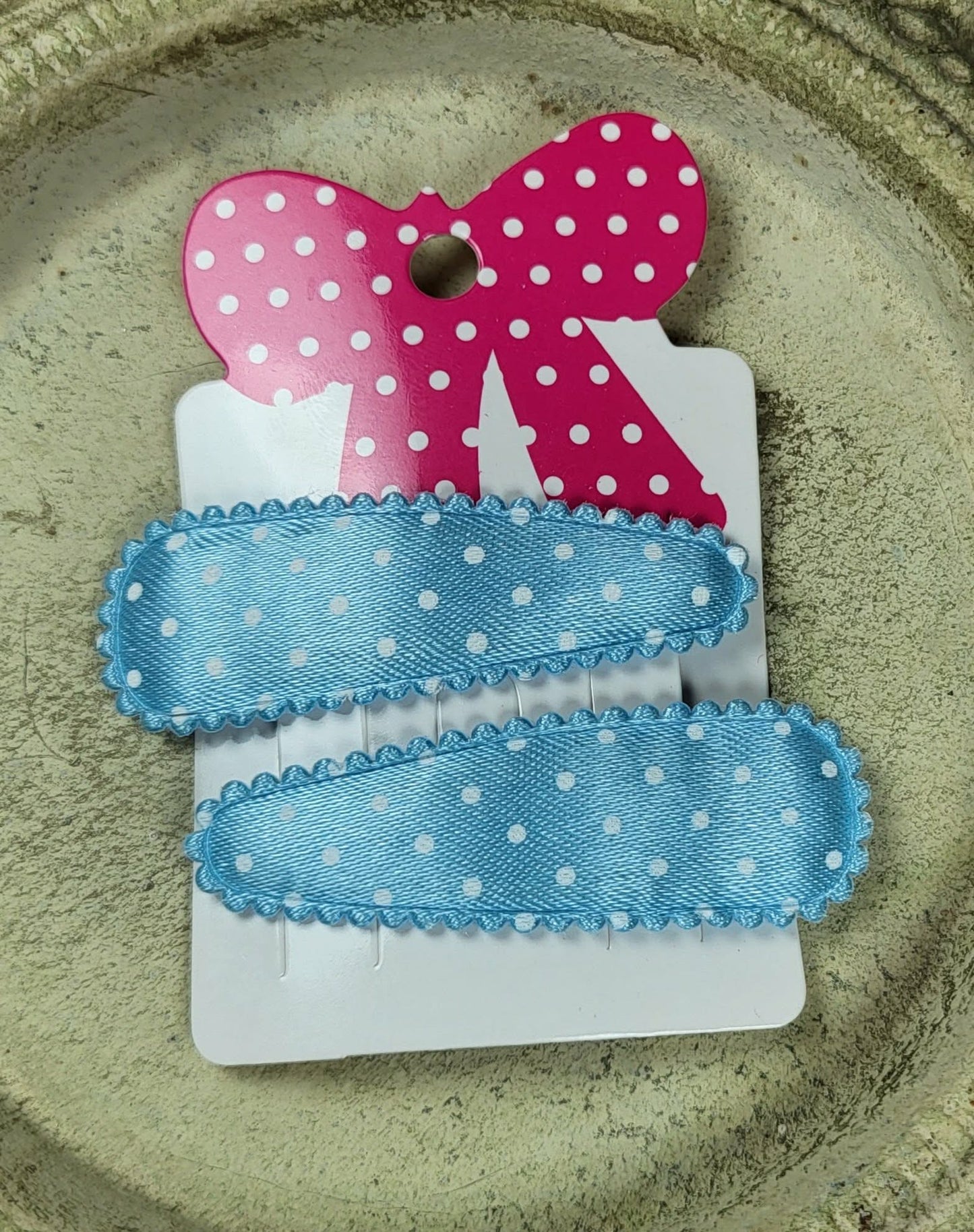 Kind klikspeld satijn lichtblauw met witte stippen