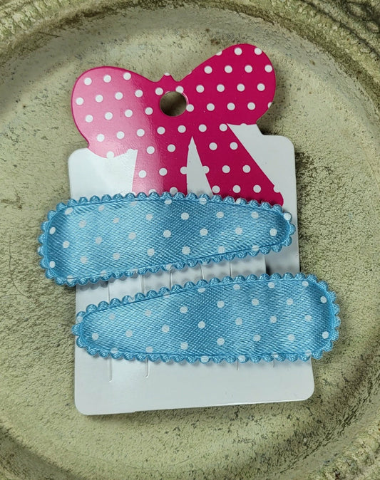 Kind klikspeld satijn lichtblauw met witte stippen