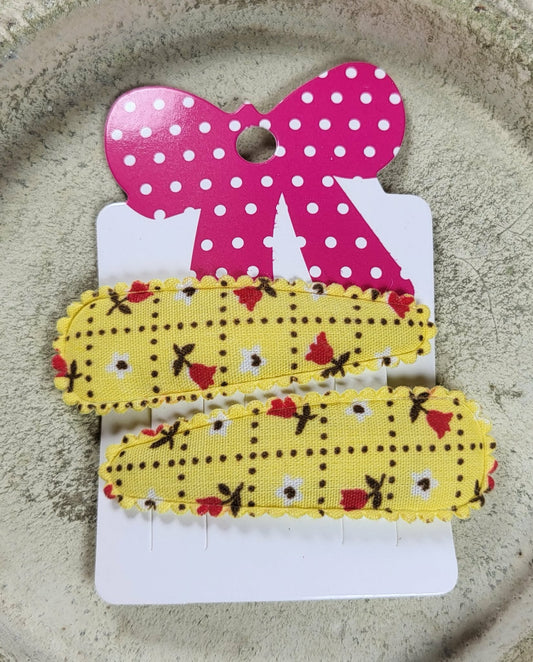 Kind klikspeld geel met kleine bloemetjes