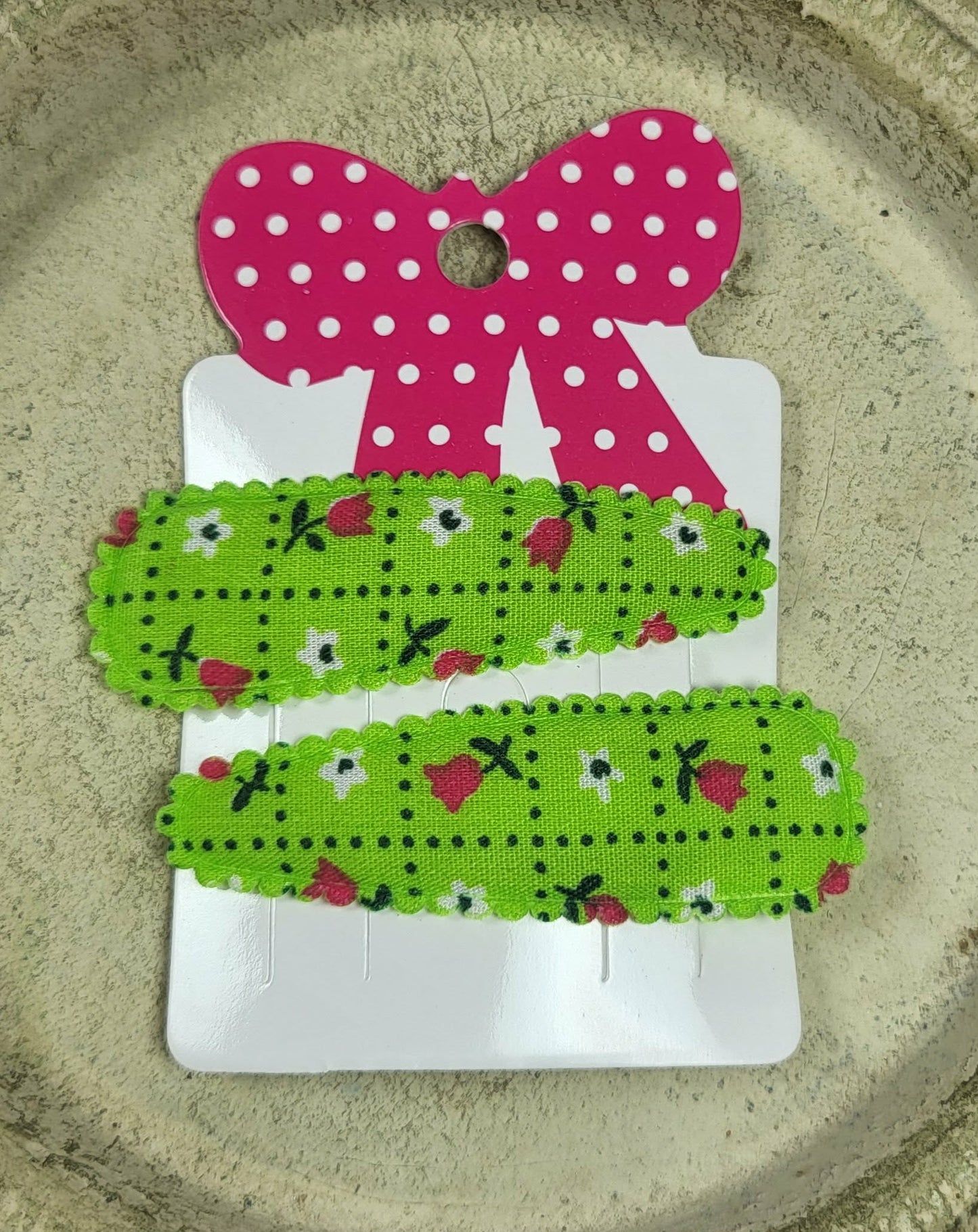 Kind klikspeld groen met kleine bloemetjes