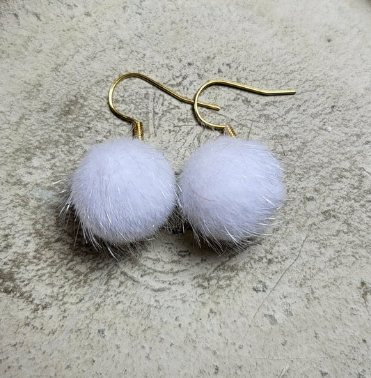 Oorbel hanger zacht bolletje wit